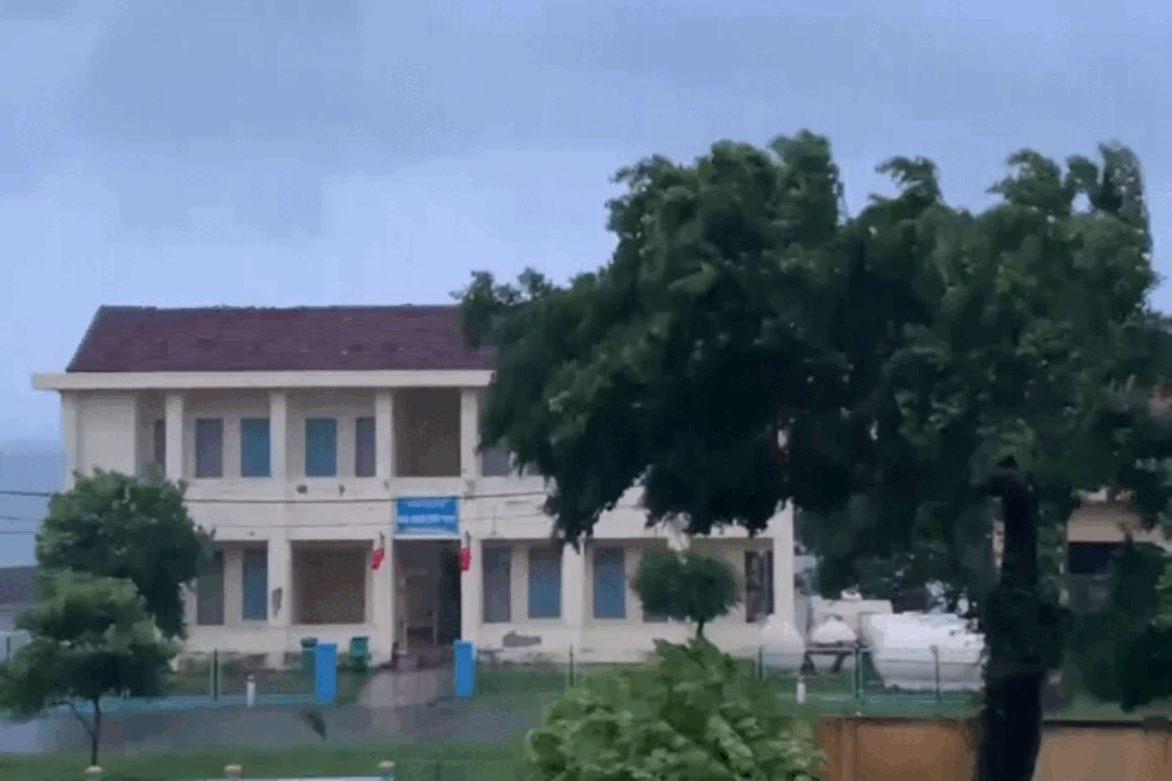 Bão Trà Mi gây mưa to, gió giật mạnh, Thừa Thiên Huế yêu cầu người dân không ra đường