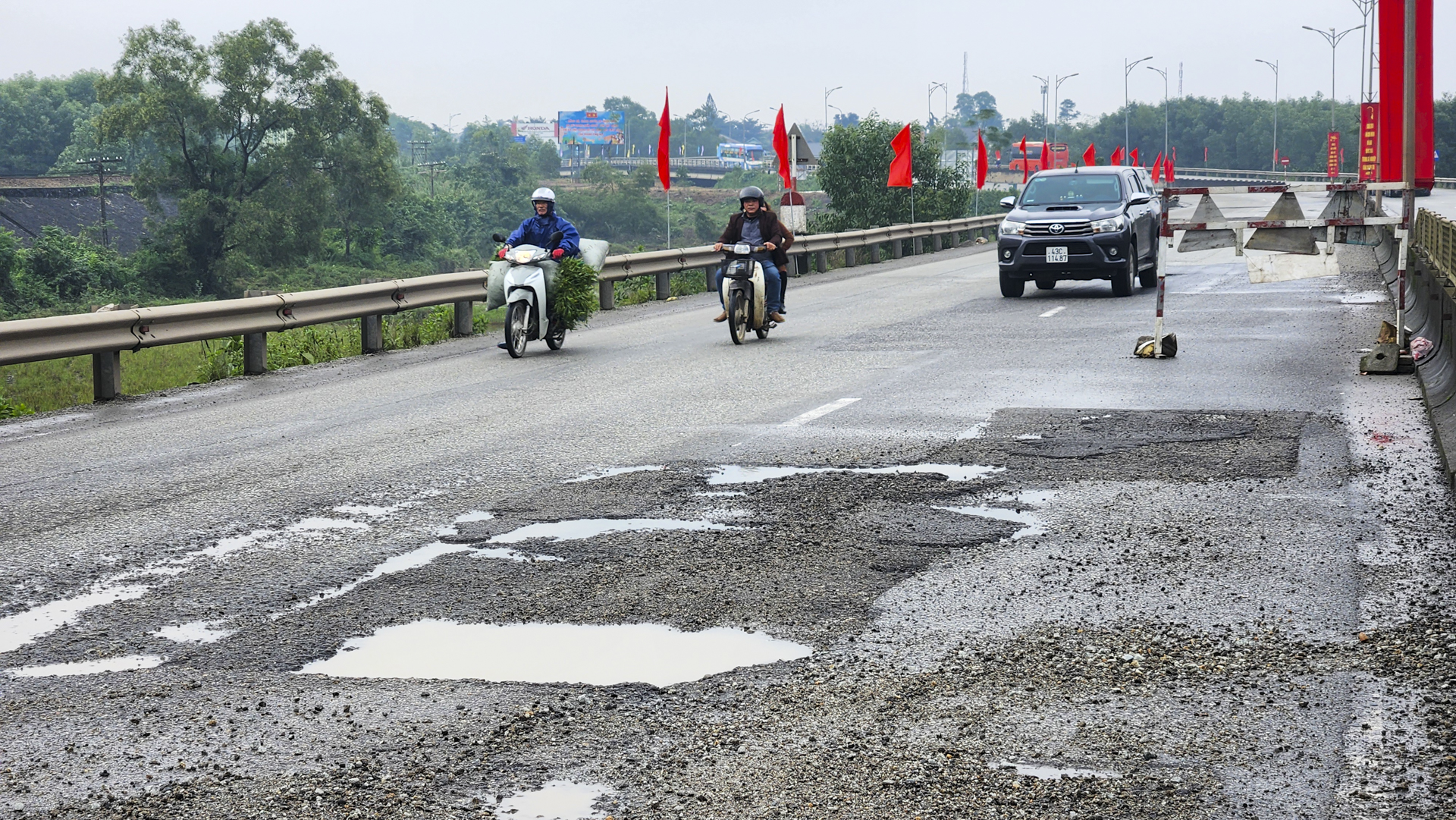 Ổ gà, ổ voi dày đặc trên Quốc lộ 1A đoạn phía Bắc Thừa Thiên Huế