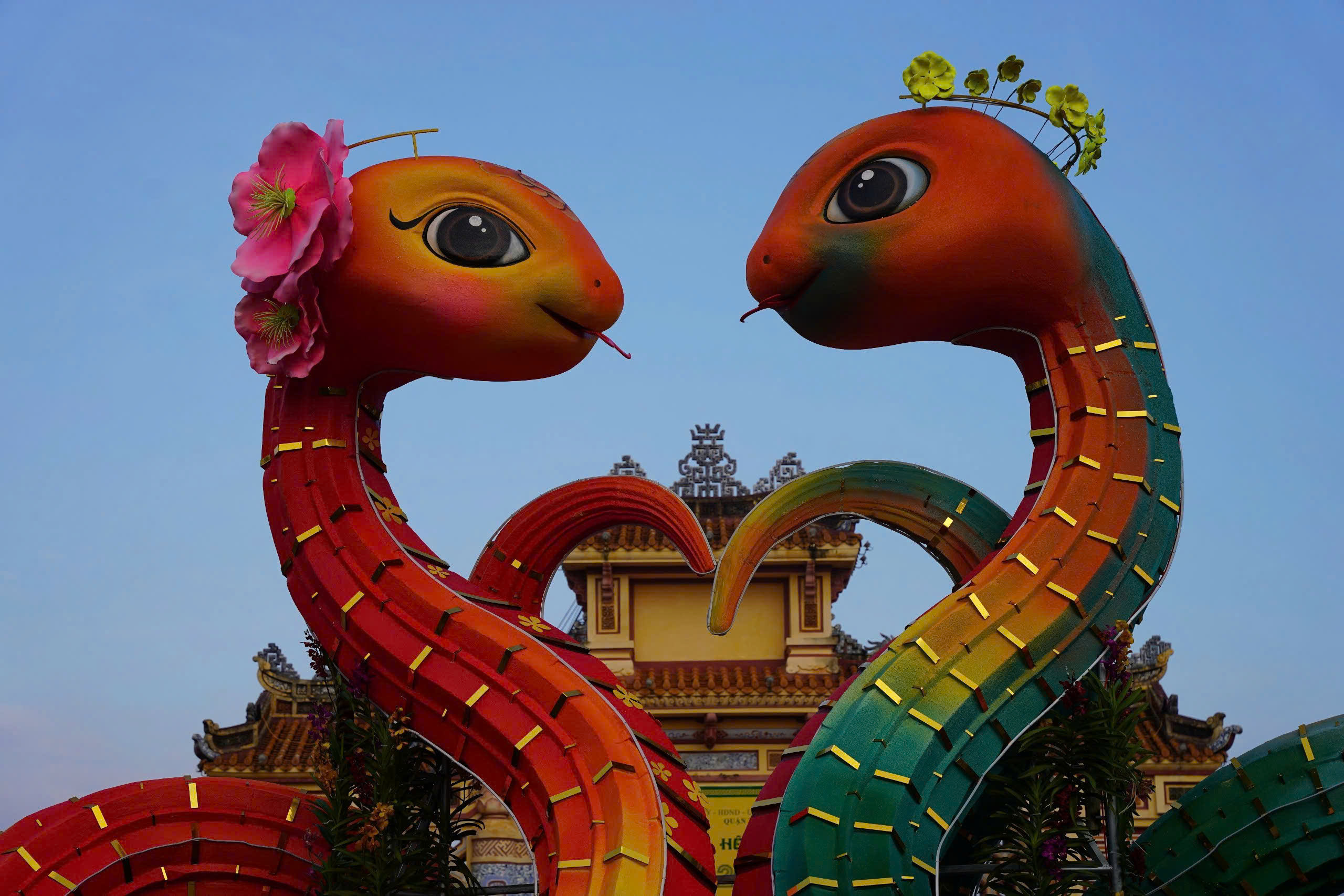 Cùng ngắm cặp linh vật rắn ở Huế được lấy ý tưởng rắn trên Cửu Đỉnh