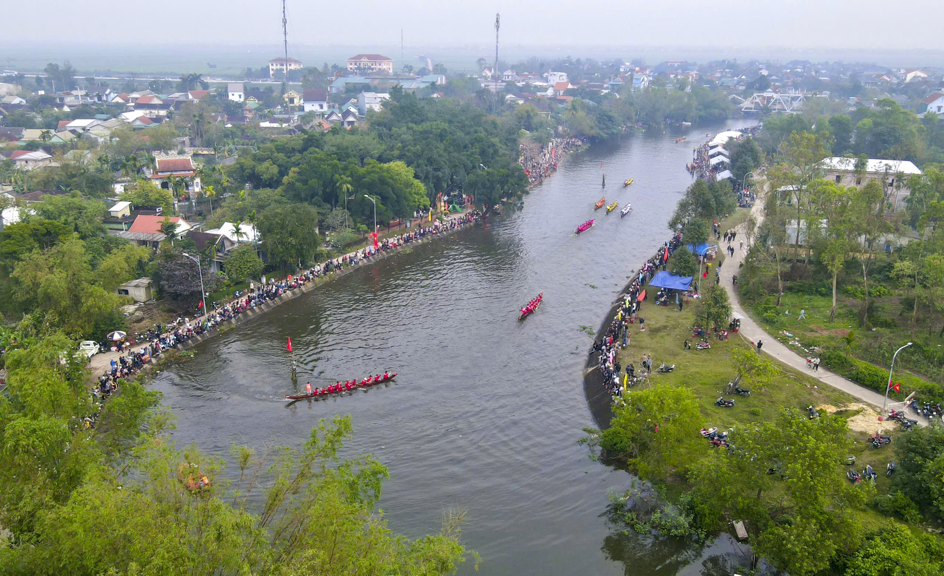 Người dân xứ Huế chen chúc bên sông xem các đội đua tranh tài đầu xuân