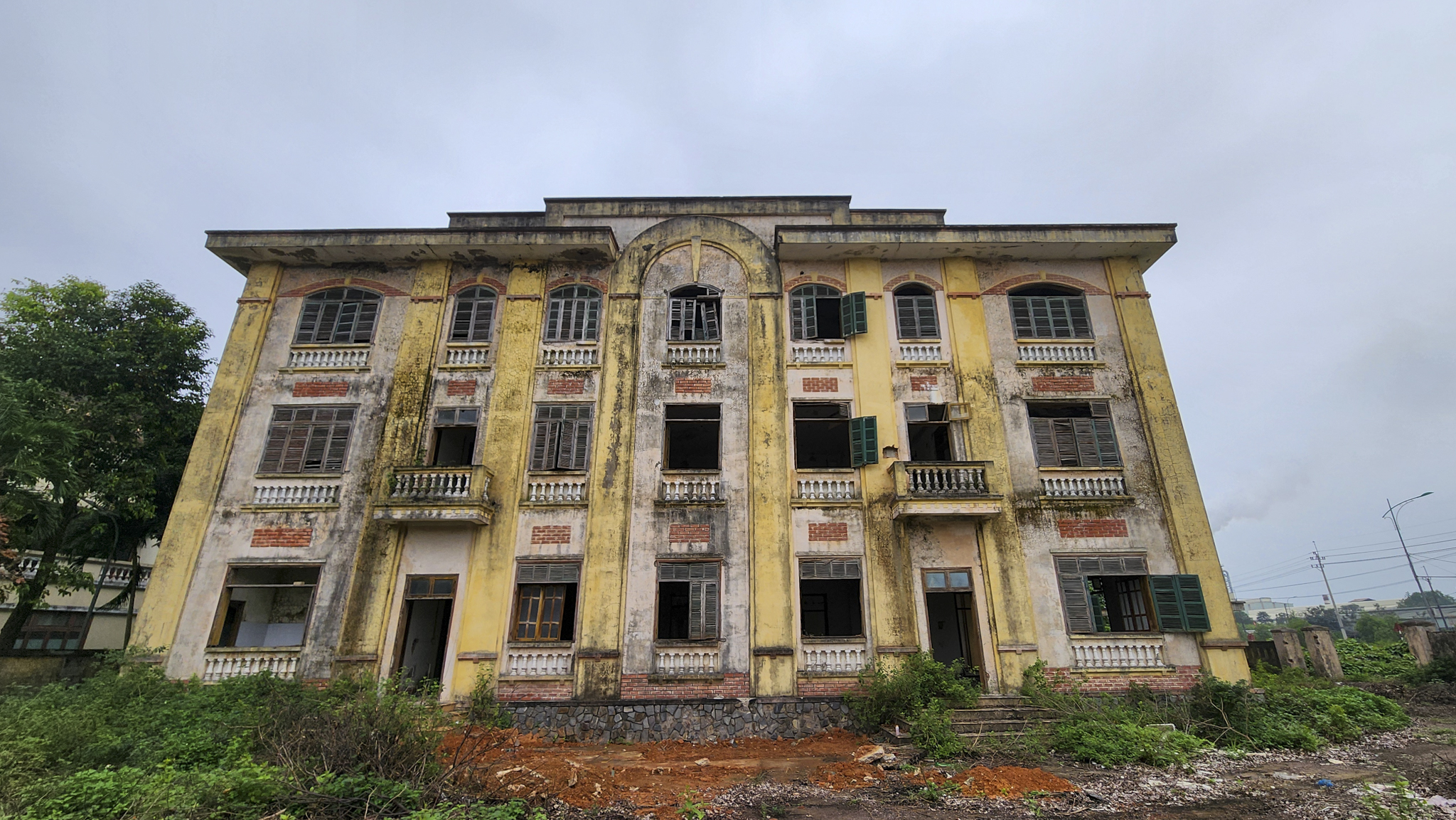 Sẽ phá dỡ trụ sở tòa án bỏ hoang 10 năm trên đất vàng Quảng Trị