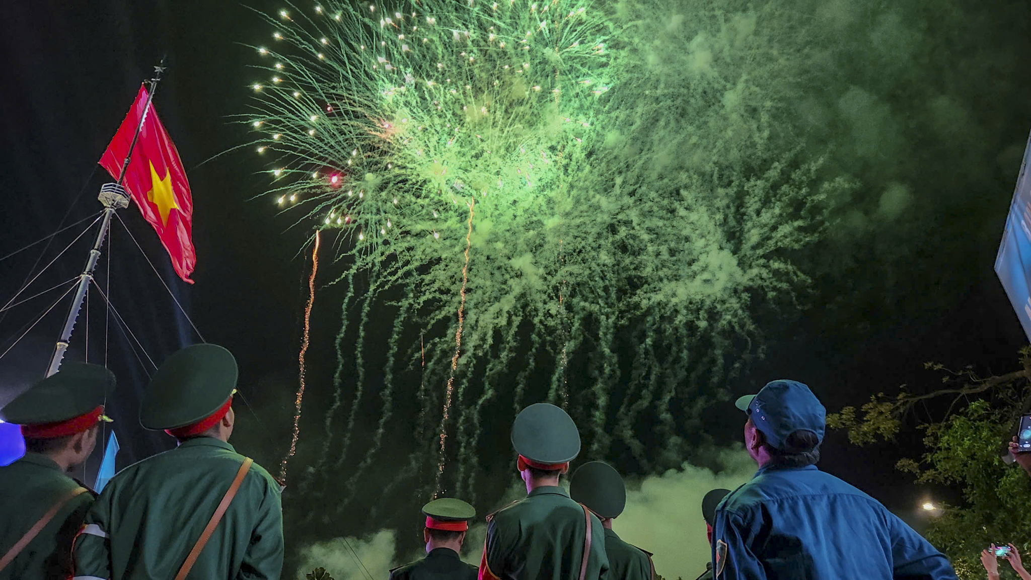 Rực rỡ pháo hoa bên bờ Hiền Lương chào mừng 50 năm thống nhất đất nước