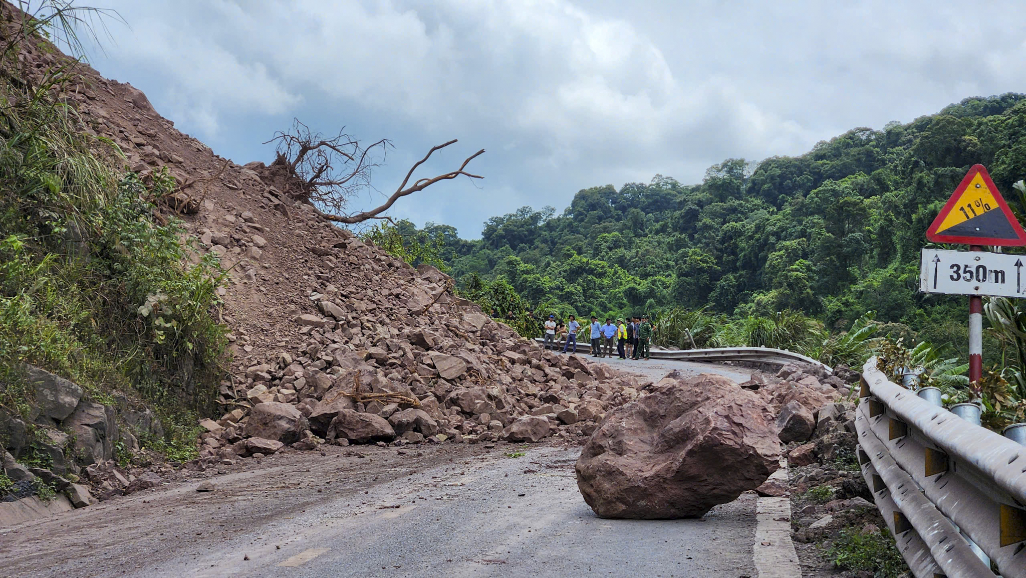 Chùm ảnh: Hiện trường vụ sạt lở đường lên cửa khẩu La Lay
