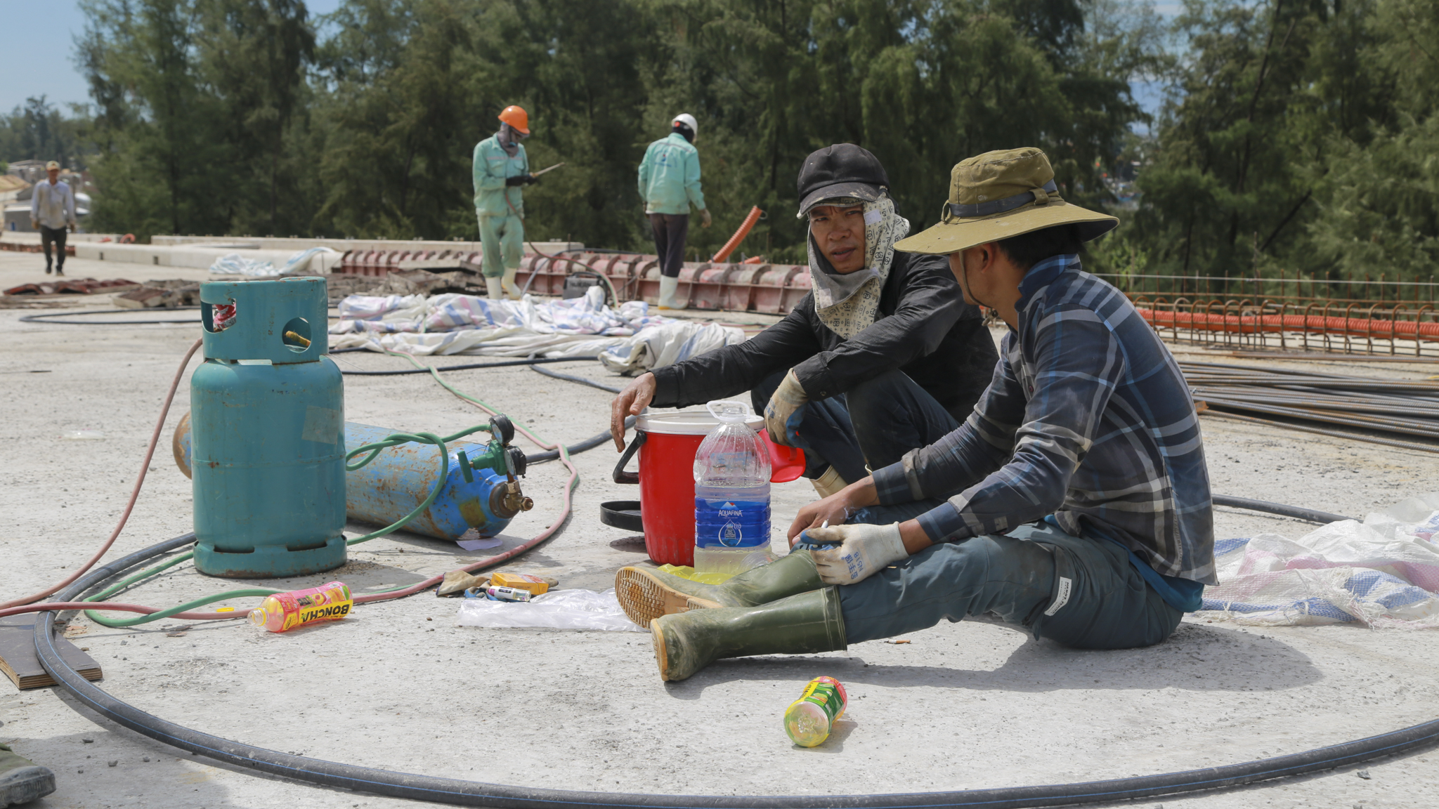 Cầu vượt cửa biển dài nhất miền Trung chạy đua về đích