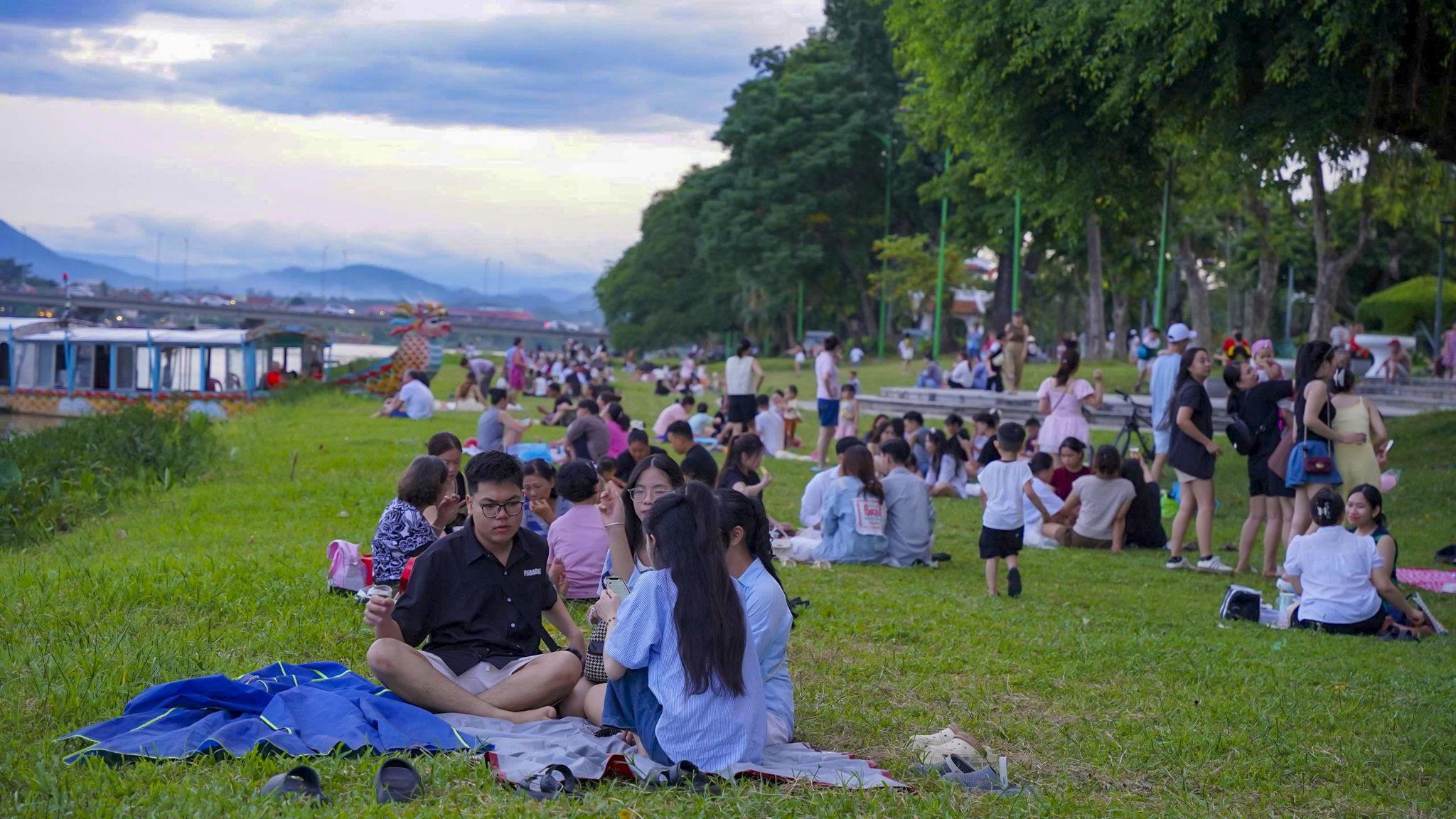 Nóng như đổ lửa, người dân chen chân check-in trên thảm cỏ 2 bờ sông Hương