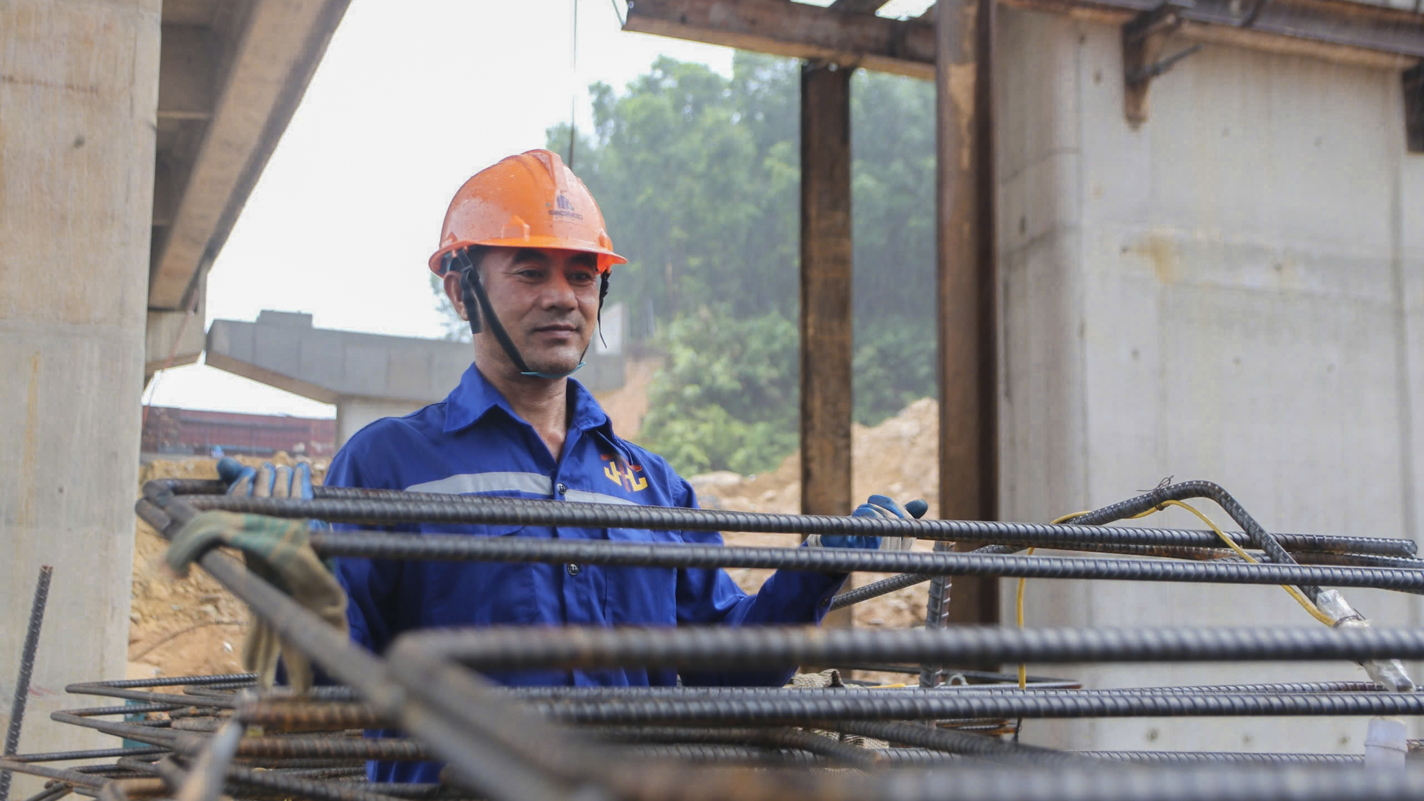 Trên công trường dự án mở rộng cao tốc La Sơn - Hòa Liên lên 4 làn xe