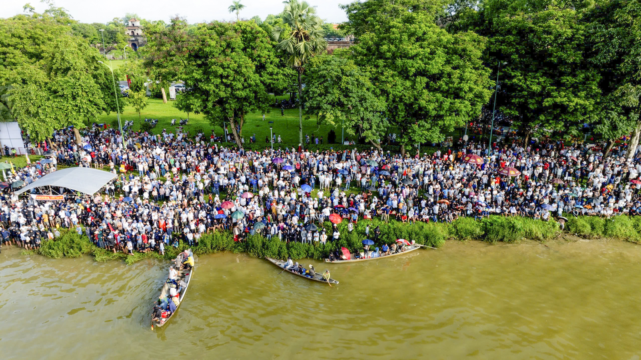 Người dân đứng kín bờ sông Hương xem đua ghe ngày Quốc khánh 2-9
