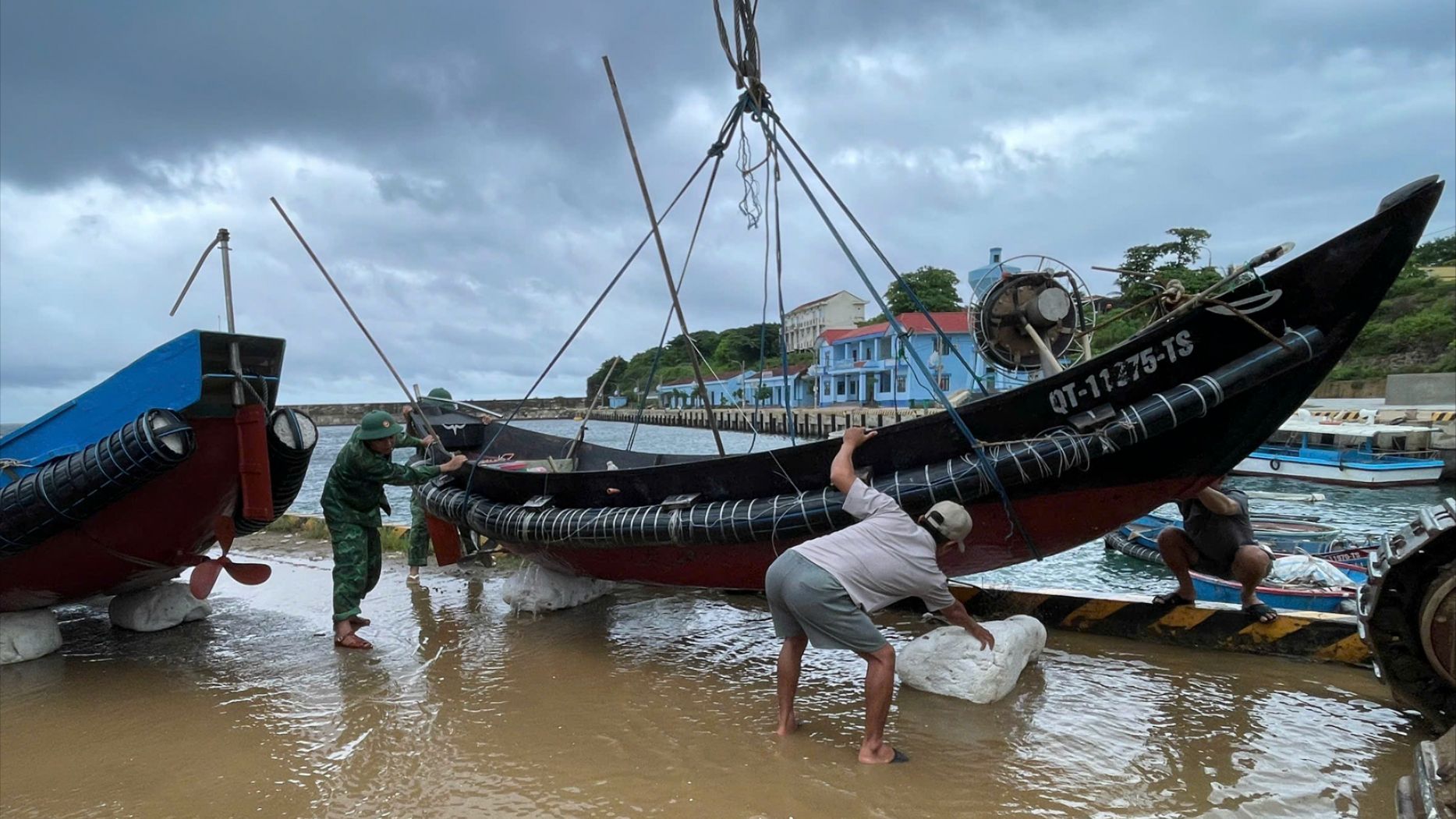 Chùm ảnh: Quân dân Quảng Trị tranh thủ từng giờ để ứng phó với bão số 10