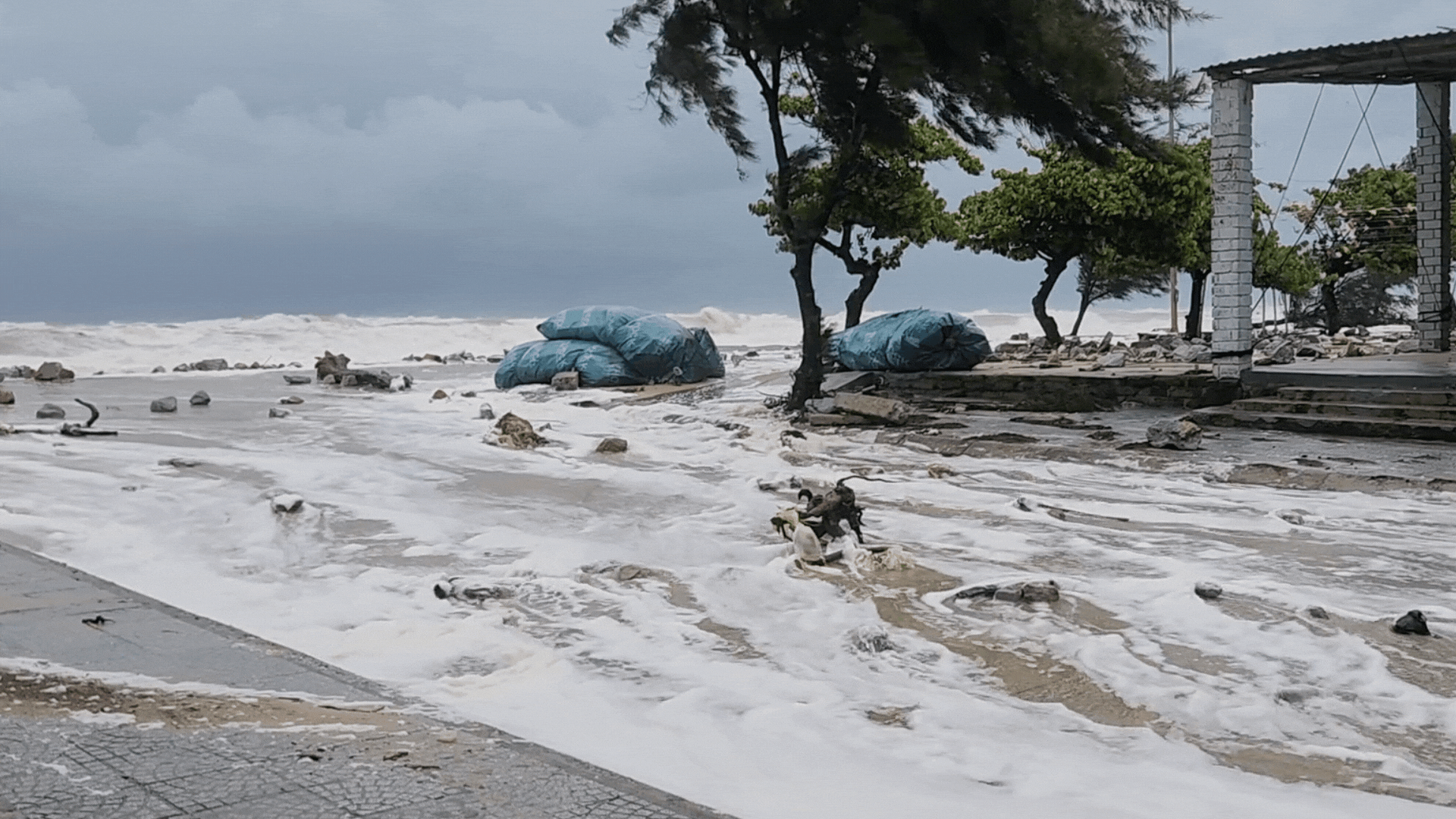 TP Huế: Sóng biển dâng cao, tràn vào khu dân cư