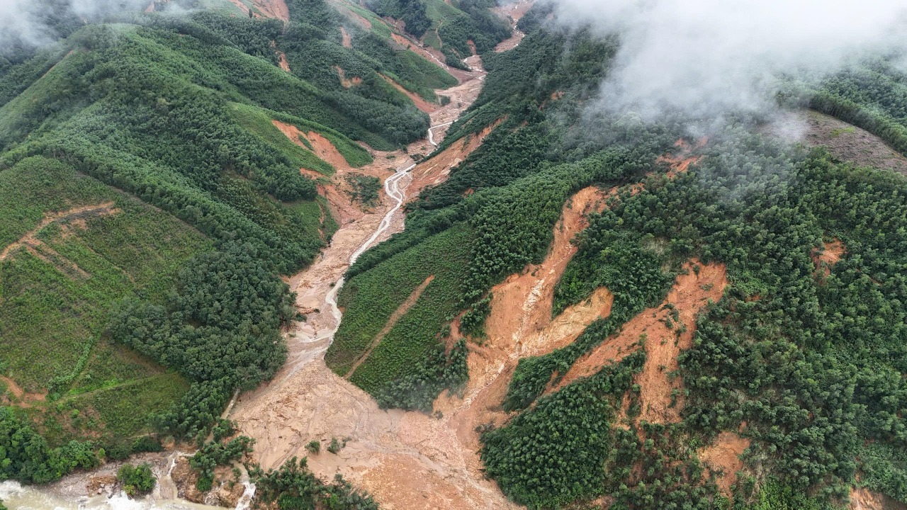 Mưa to kỷ lục thứ 2 thế giới xé nát đường lên Bạch Mã