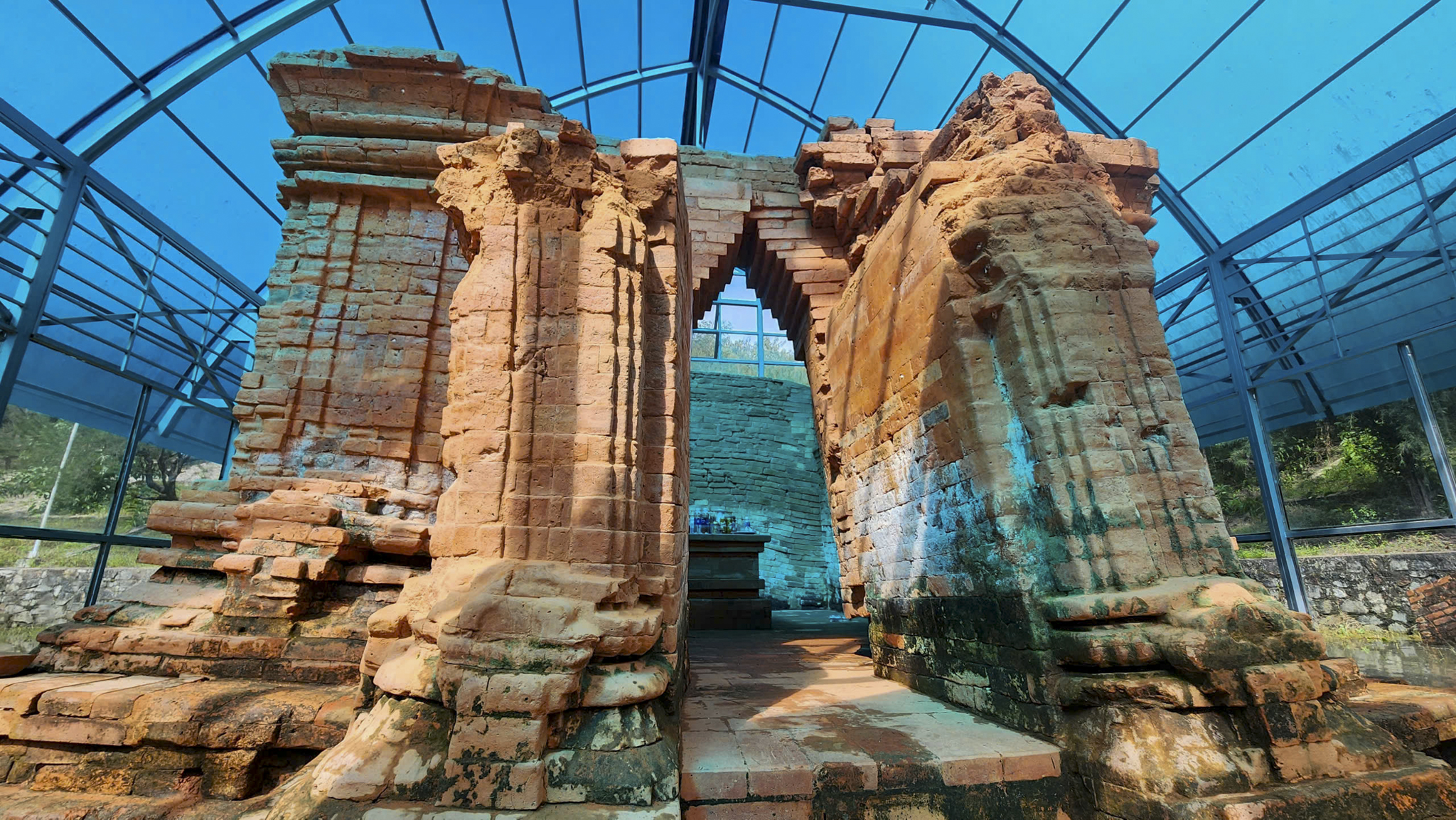 Cận cảnh Tháp Chăm hơn 1.000 tuổi sau nhiều ngày ngập trong nước