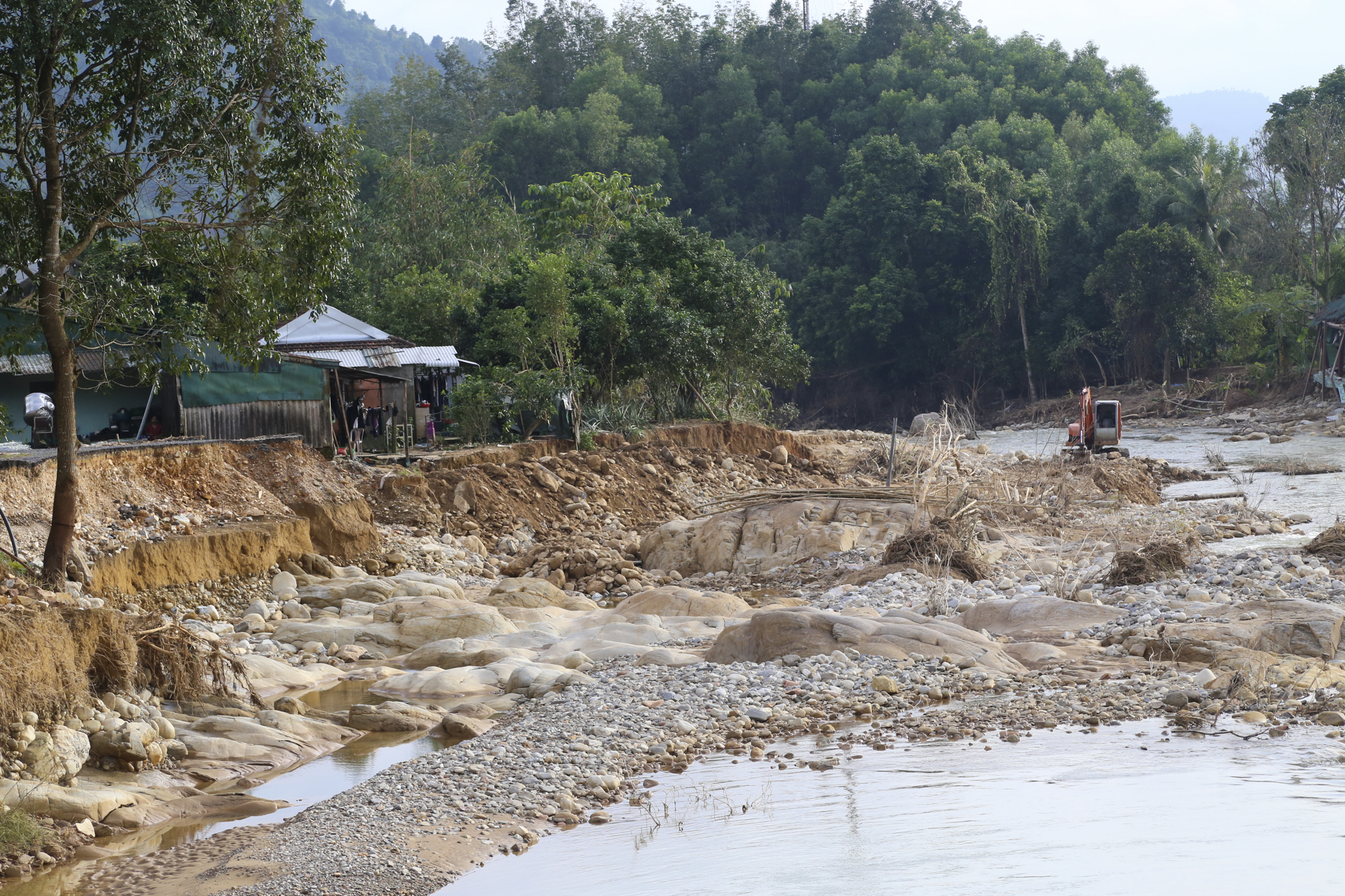 Suối dưới chân núi Bạch Mã tan hoang sau trận mưa lớn nhì thế giới