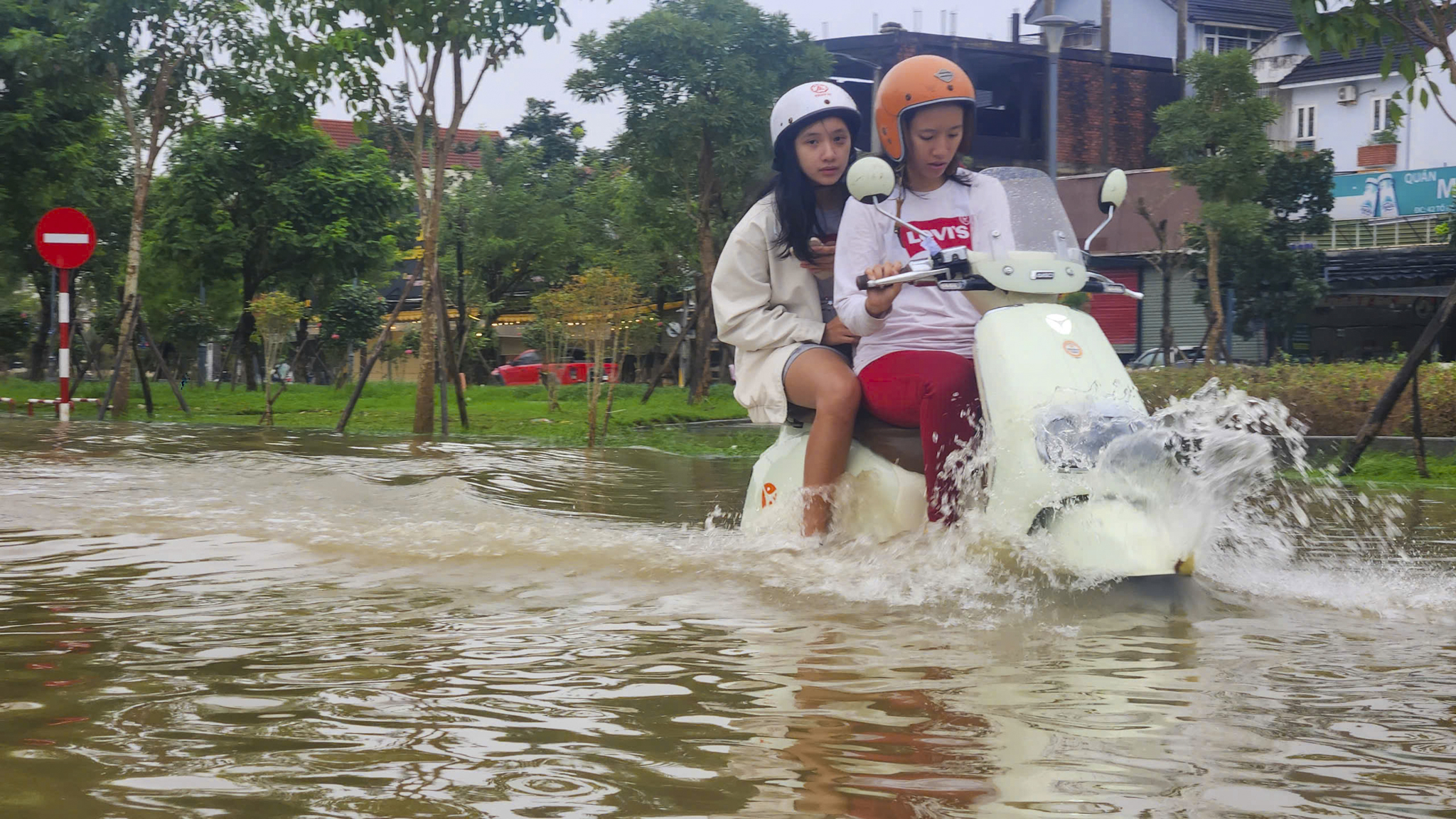 Mưa lớn dồn dập, lũ dâng cao, người dân Huế vội vã đưa xe đi tránh lũ
