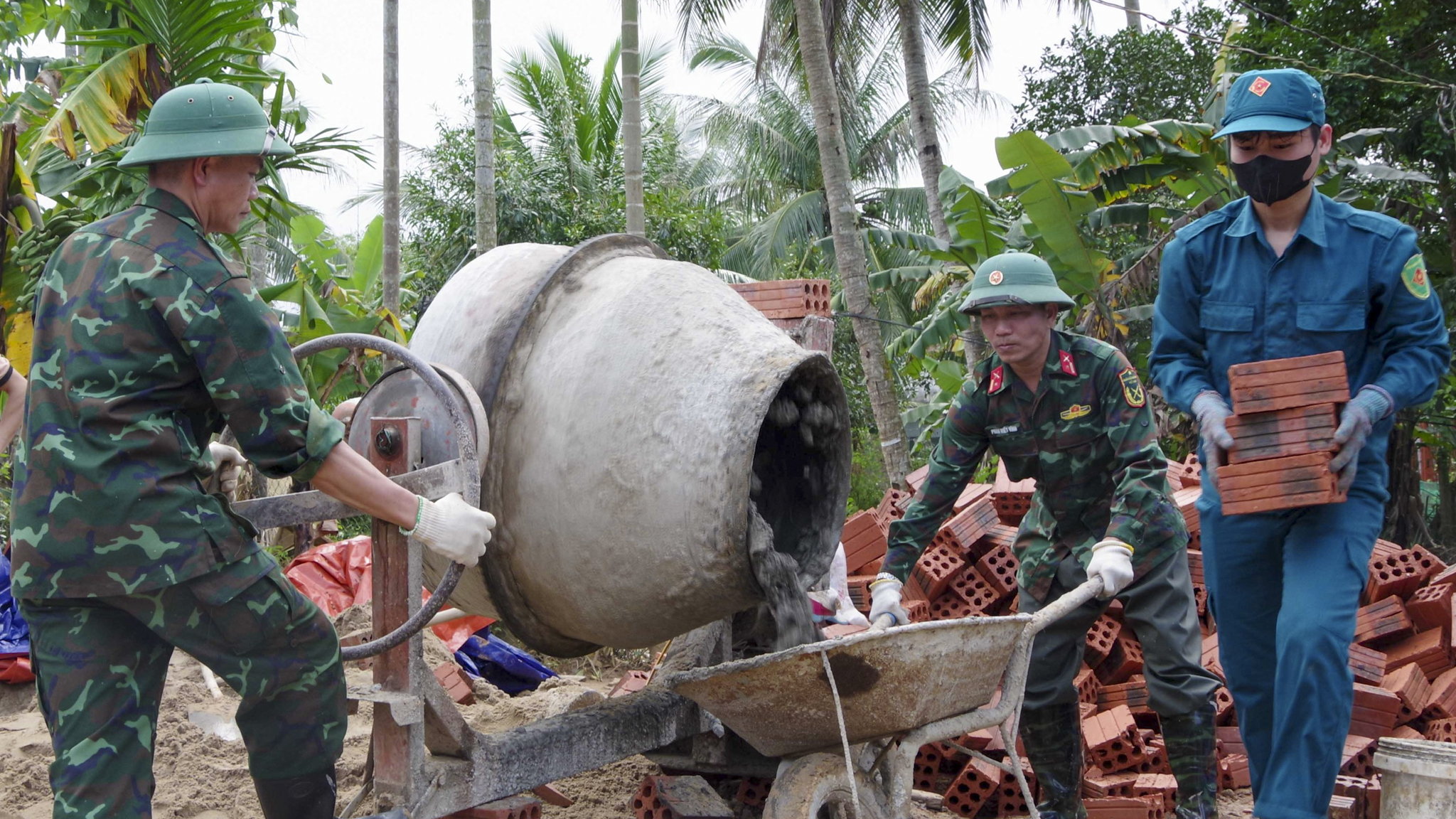 Chạy nước rút dựng nhà đón Tết cho bà con vùng lũ