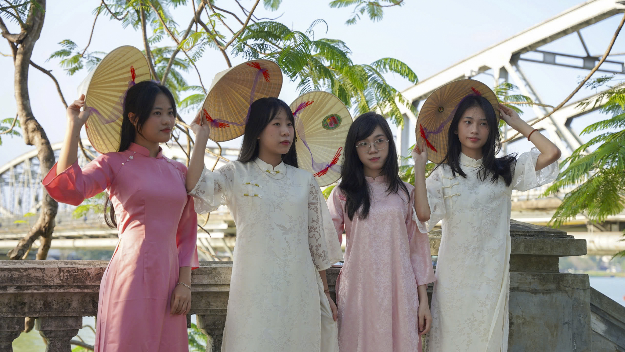 Nắng đẹp, các 'nàng thơ xứ Huế' chen nhau chụp ảnh áo dài Tết