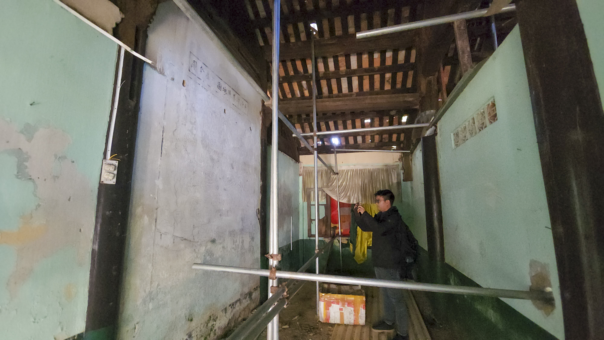 Cận cảnh Khâm Thiên Giám: Bóc lớp vôi cũ, lộ bức họa lạ