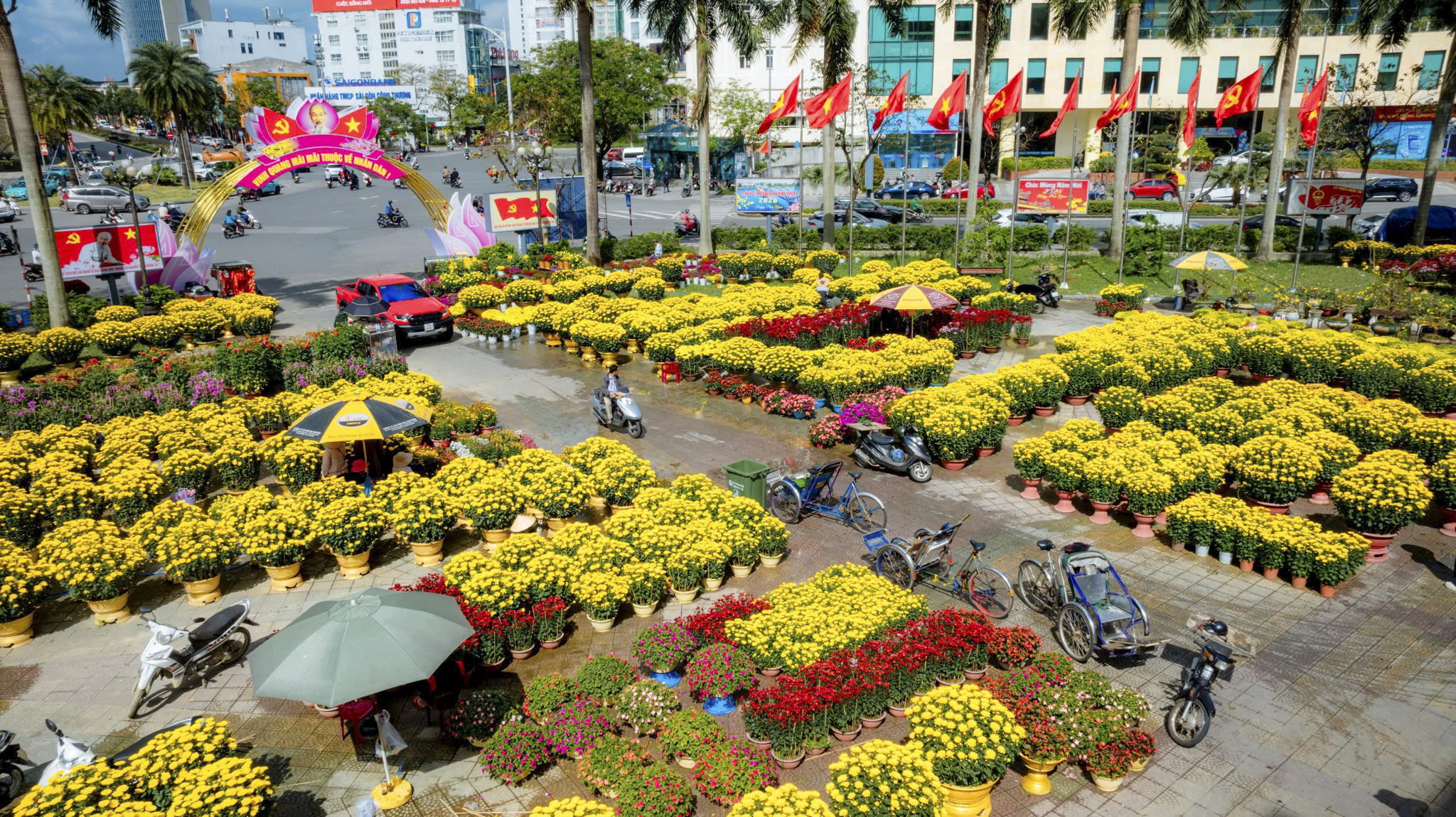 Ngắm diện mạo rực rỡ của Cố đô Huế trong sắc hoa Xuân Bính Ngọ
