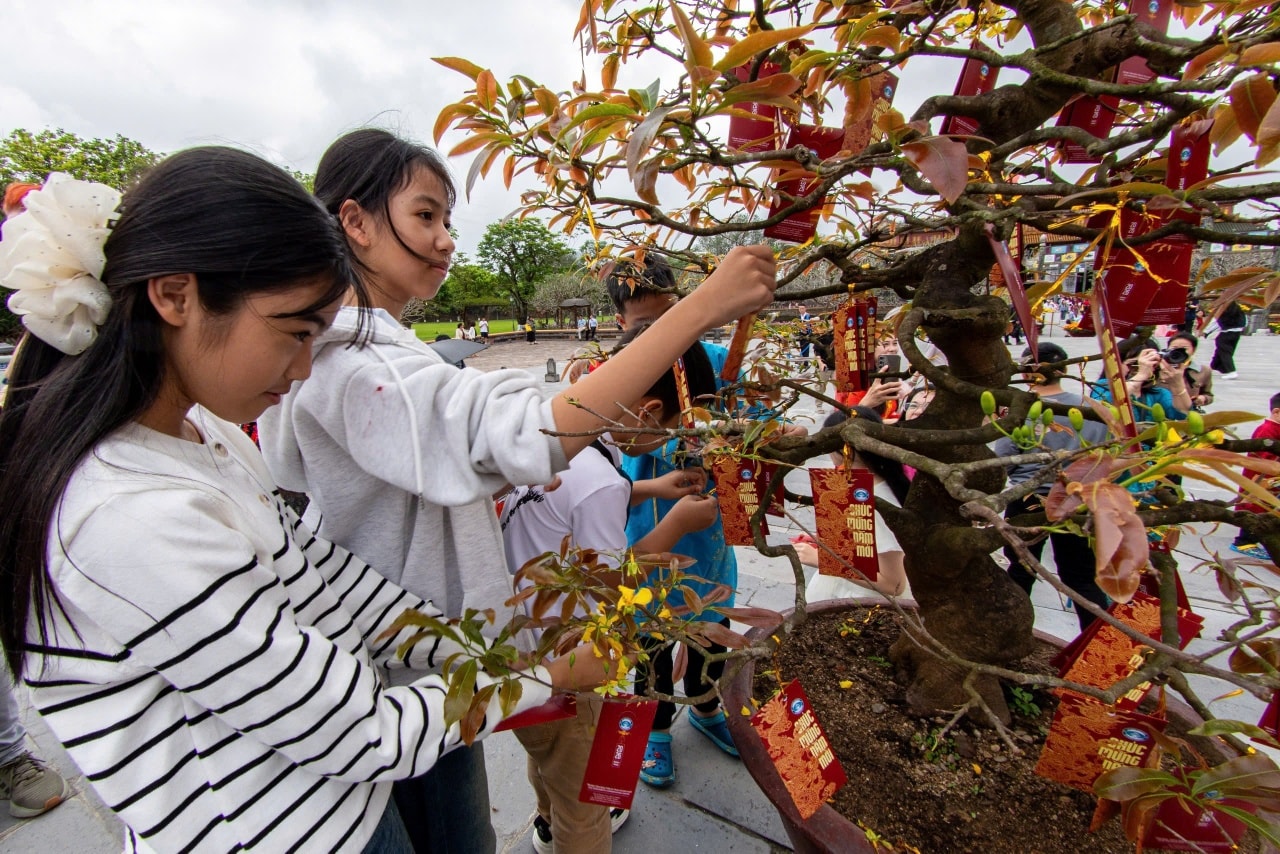 Du khách đổ về Đại Nội Huế xem lễ Đổi gác, hái lộc đầu năm