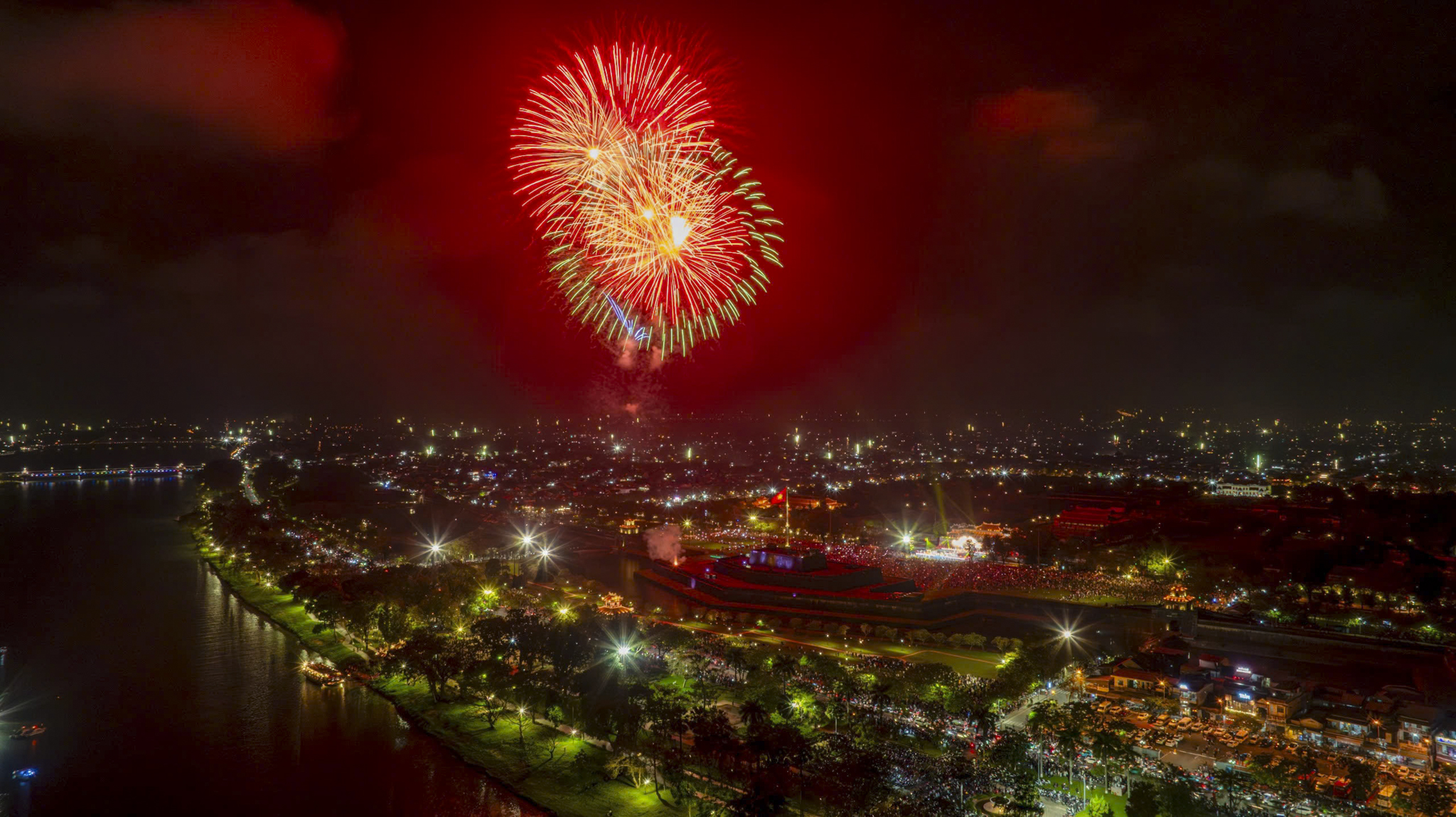 Mãn nhãn màn pháo hoa trên bầu trời xứ Huế đêm Giao thừa