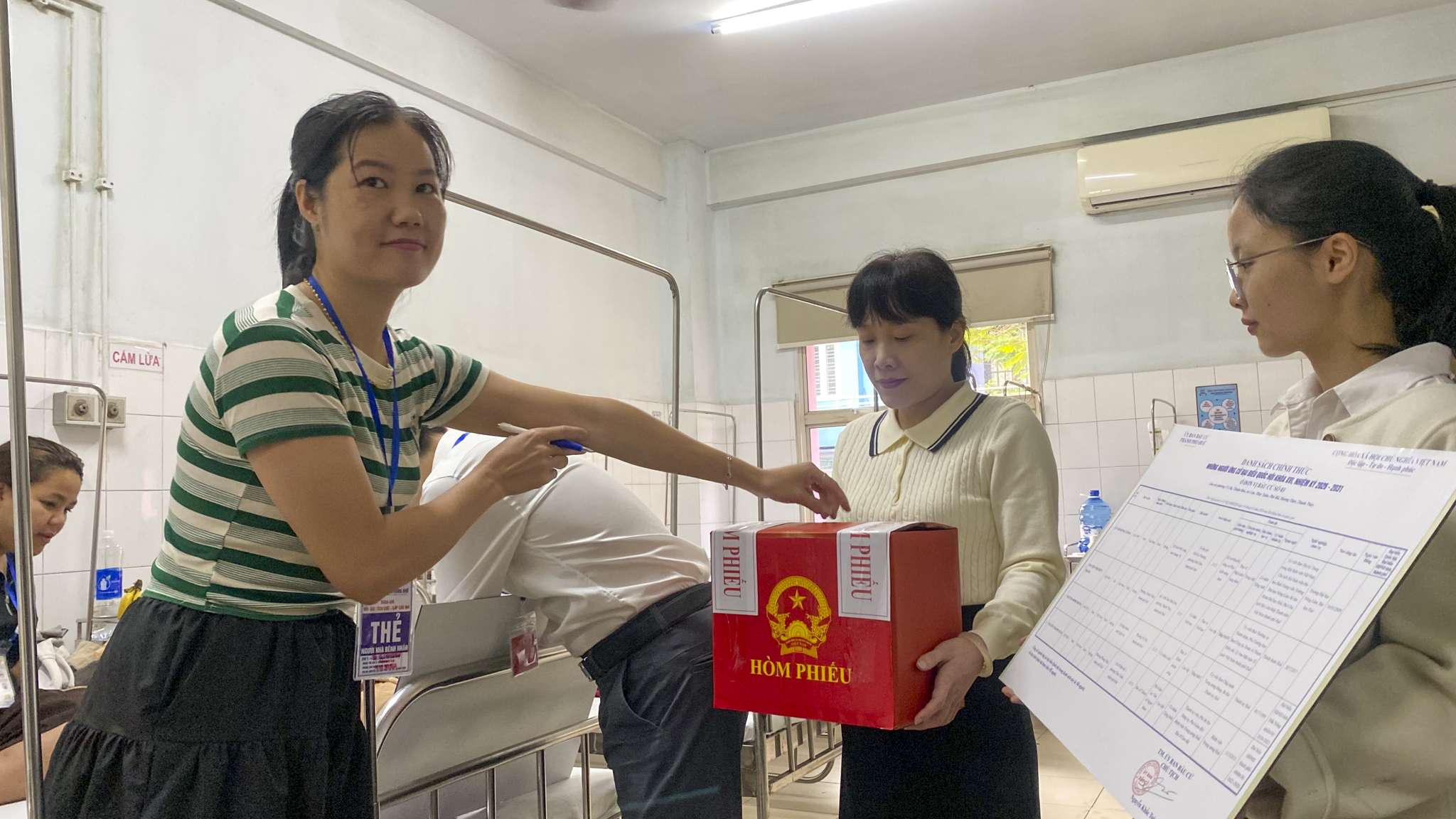 Xúc động hình ảnh bệnh nhân tại TP Huế nén đau, tự tay bỏ phiếu bầu cử