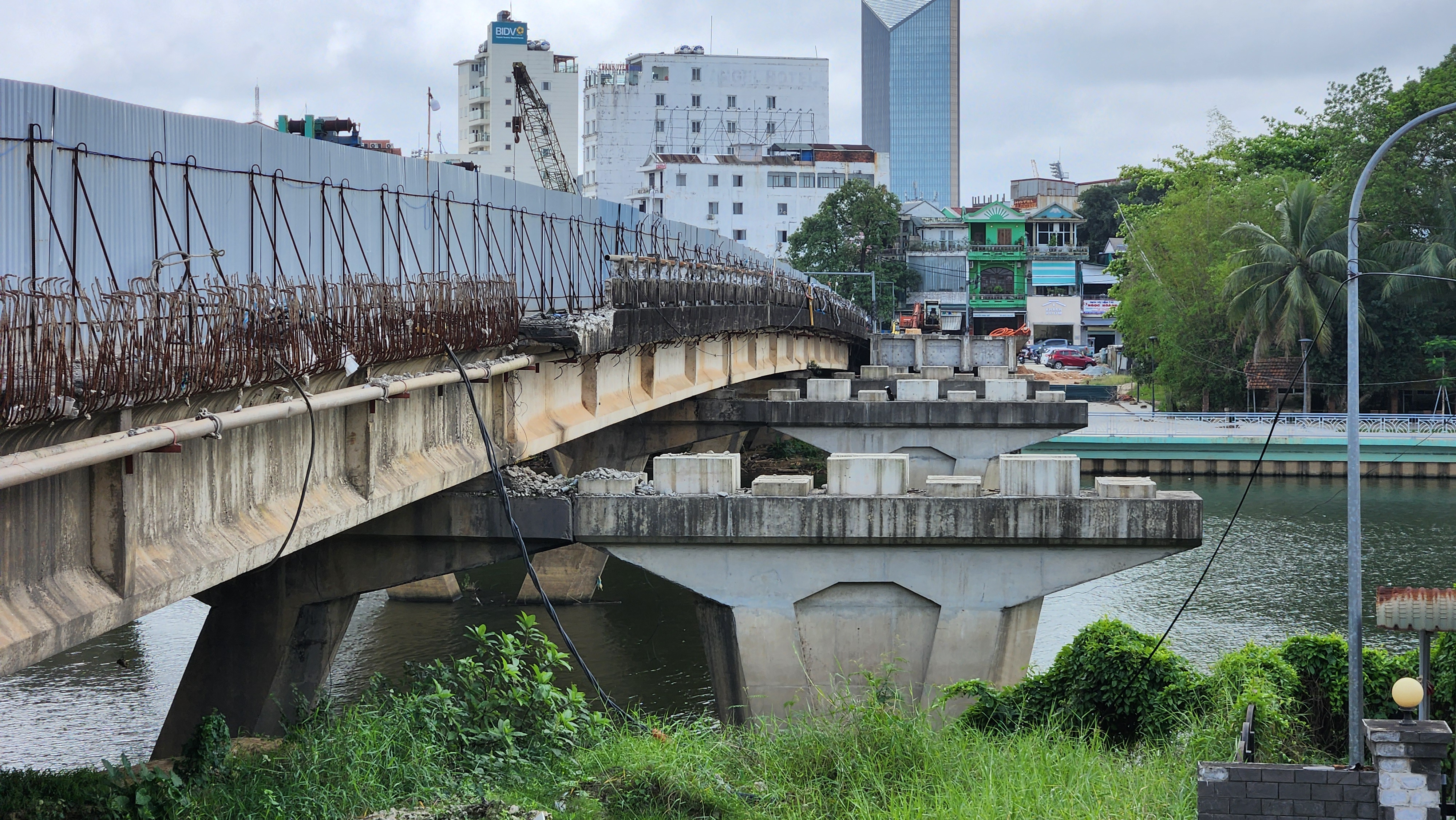 Cận cảnh công trường cầu Vỹ Dạ đình trệ khiến chủ đầu tư Huế 'hết kiên nhẫn'