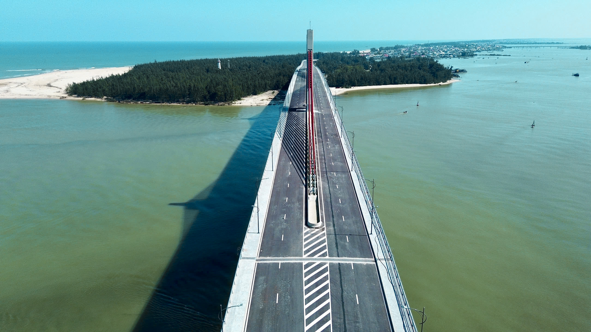 Toàn cảnh cầu vượt cửa biển dài nhất miền Trung trước ngày thông xe