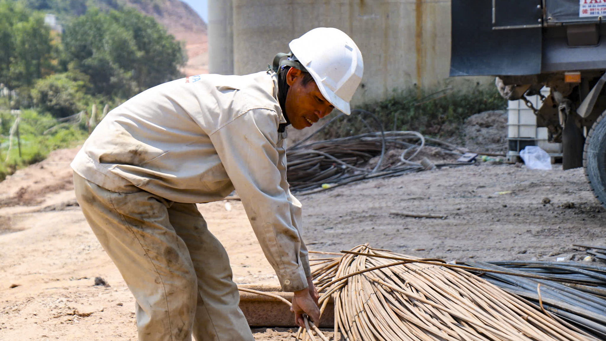Công nhân thi công mở rộng cao tốc miền Trung dưới trời nắng gắt