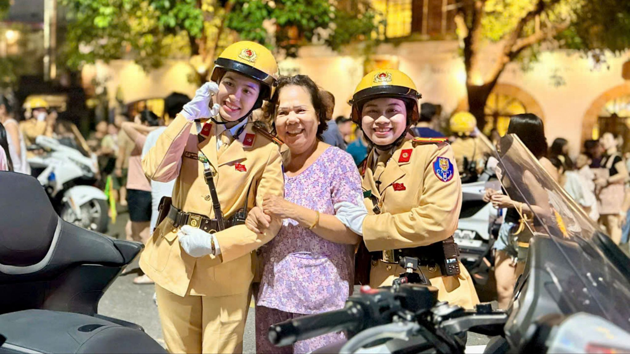 Người dân thích thú ngắm dàn mô tô và kỵ binh dạo quanh Cố đô Huế