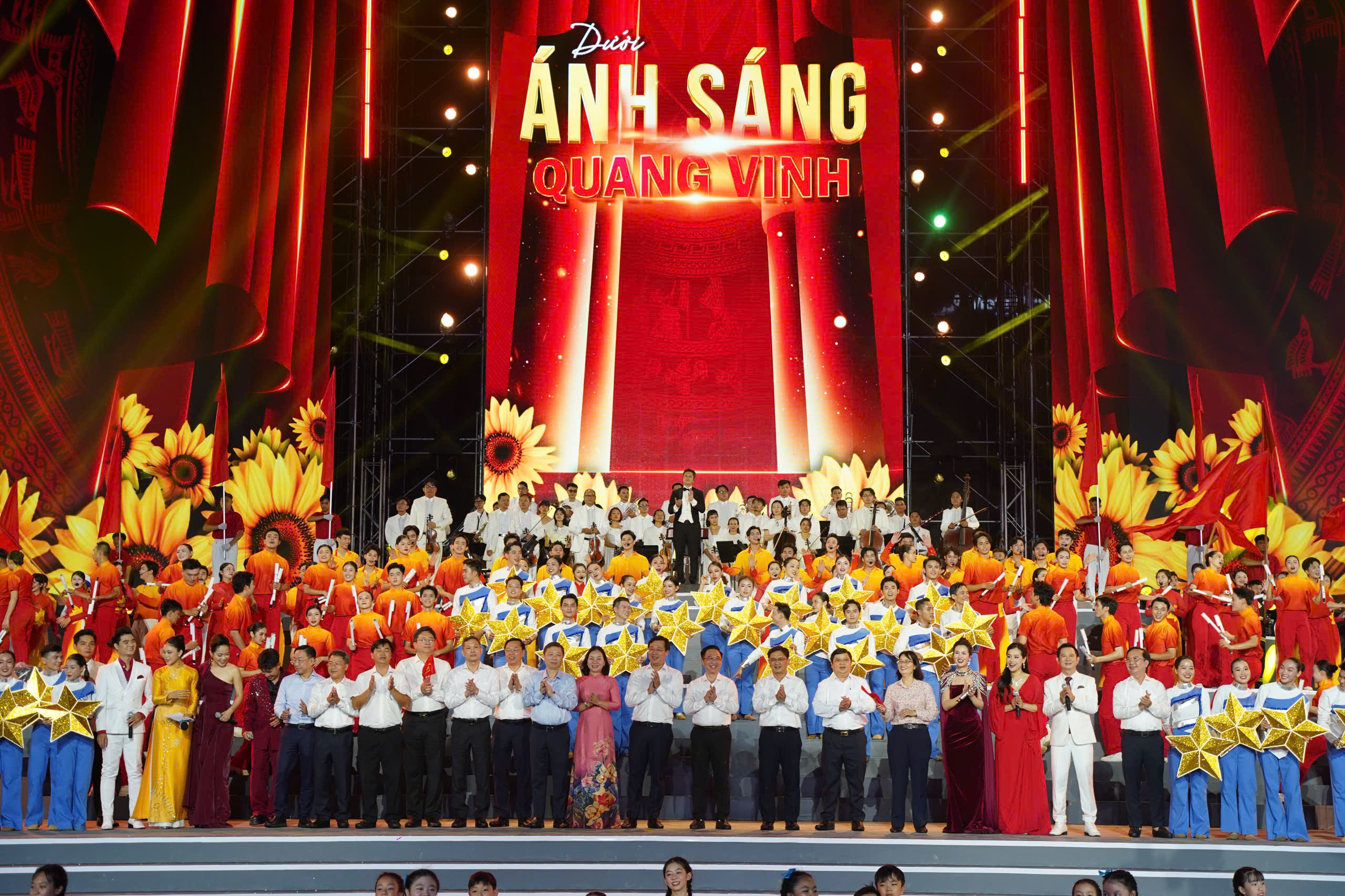 Hoành tráng chương trình 'Dưới ánh sáng quang vinh' chúc mừng thành công Đại hội đại biểu Đảng bộ TP.HCM