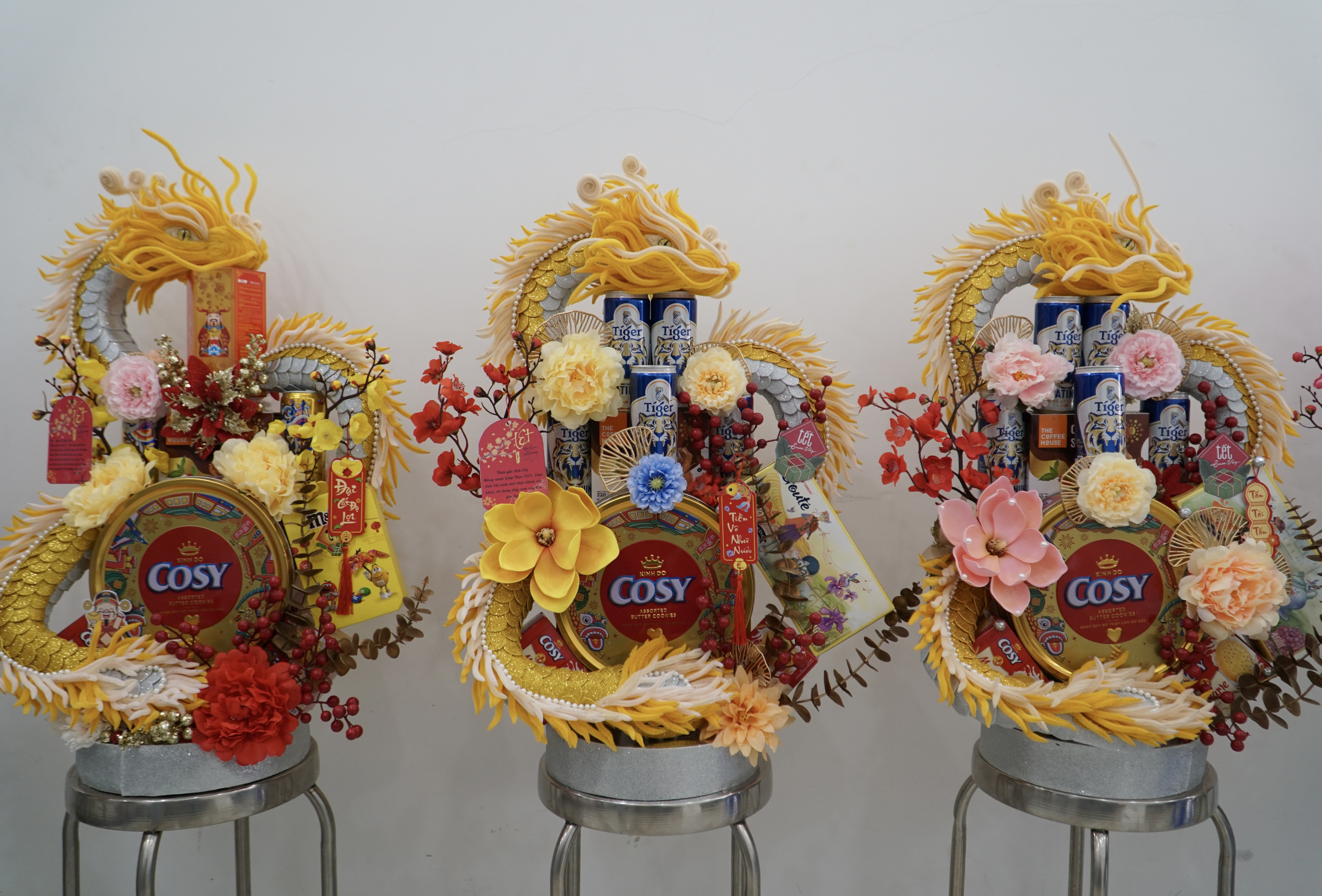 Tháp quà hình rồng chưng Tết độc đáo, làm không kịp bán