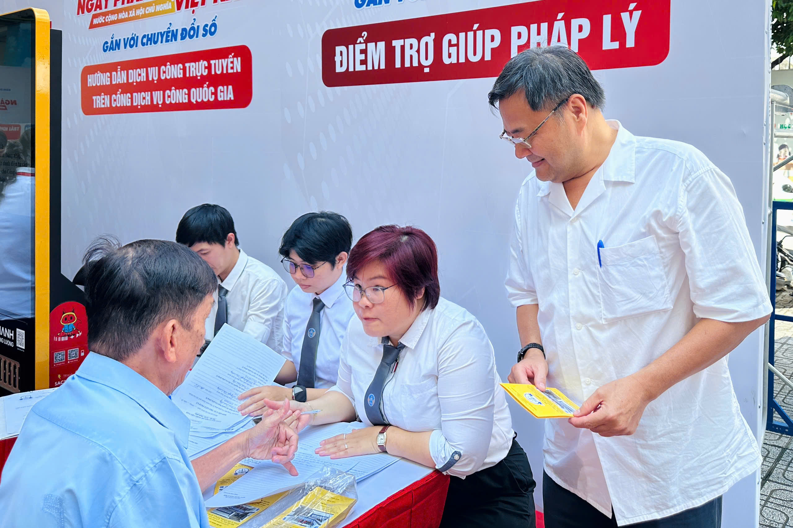 Học pháp luật, sử dụng công nghệ ngay tại Ngày Pháp luật Việt Nam 2025