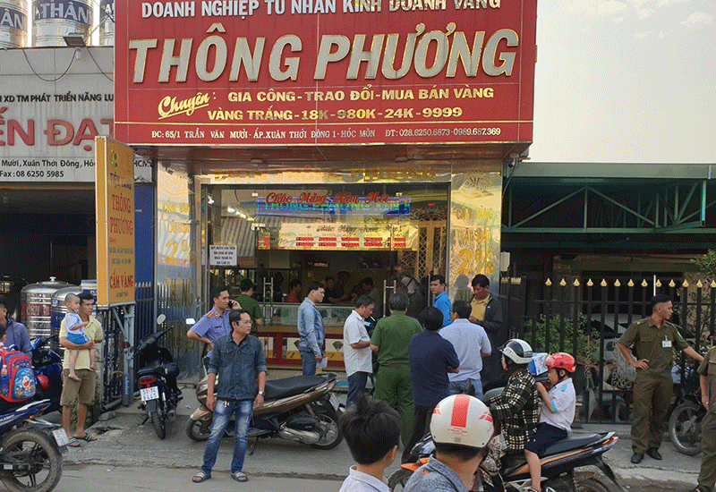 Video: Cận cảnh 2 kẻ cướp nổ súng cướp tiệm vàng ở Hóc Môn