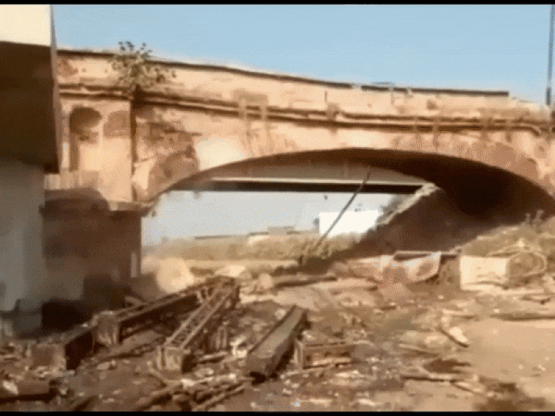 Công nhân thoát chết khi cầu 200 năm tuổi bỗng nhiên đổ sập