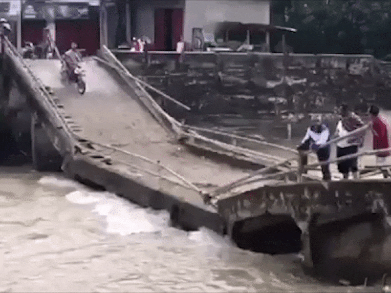 Mặc nguy hiểm, dân đi lại trên cây cầu gãy mỗi ngày