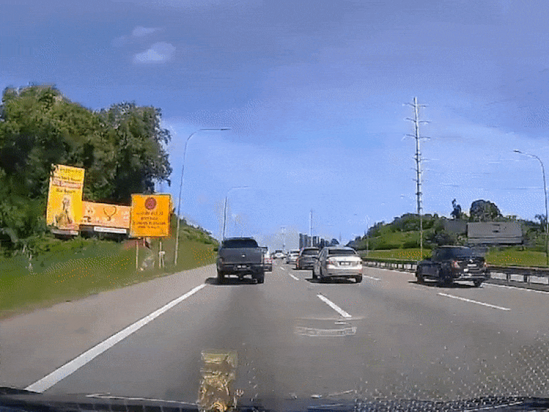 Xe bán tải vượt 4 làn đường tông văng xe máy