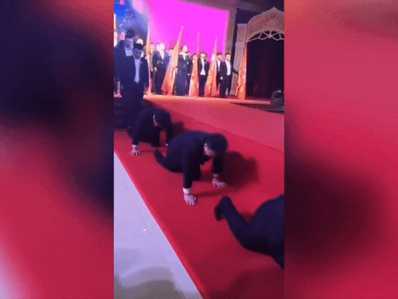 Nhân viên bò quanh cuộc họp do không đạt chỉ tiêu bán hàng