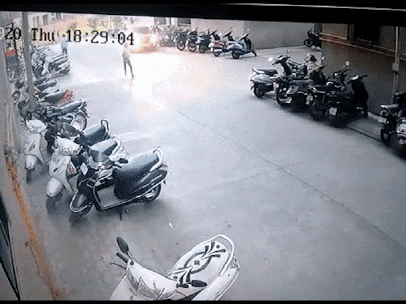 Cậu bé thoát chết gang tấc nhờ nhanh nhẹn