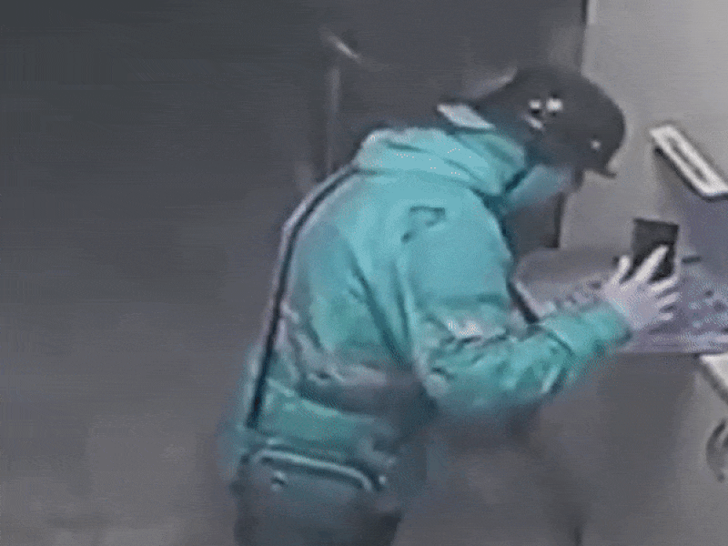 Bị tù 2 năm rưỡi vì nhổ nước bọt vào pizza của khách