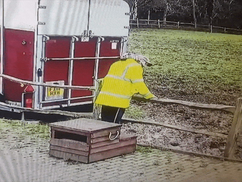 Đang suy tư, người đàn ông cắm mặt xuống bùn