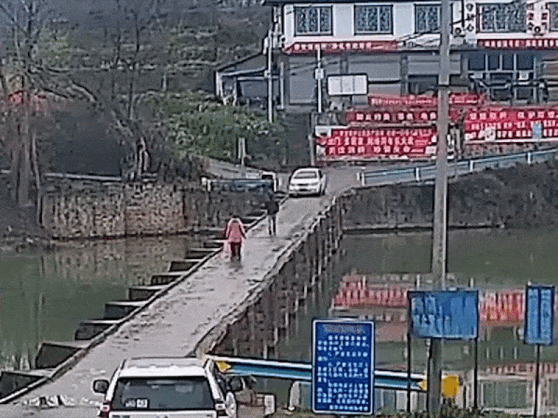 Mải mê điện thoại, tài xế lao xuống sông