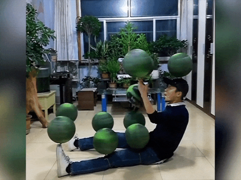 Tuyệt chiêu giữ thăng bằng với quay 10 quả bóng