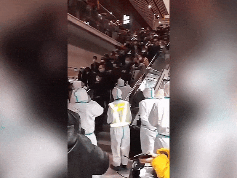 Du khách nước ngoài chờ được cách ly ở Bắc Kinh