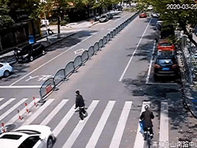 Bố nhanh trí cứu con khỏi xe hơi đang lao tới