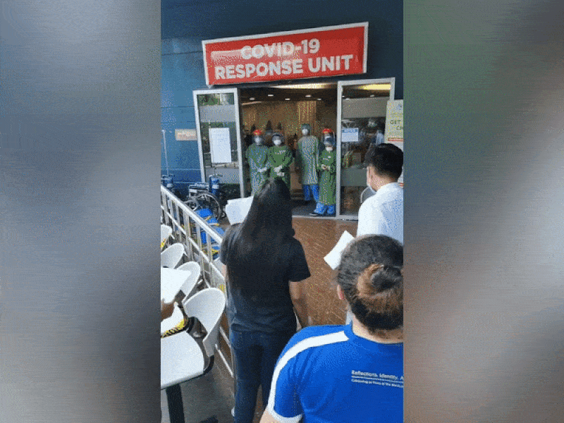 Y tá hát cổ vũ nhau vượt qua đại dịch