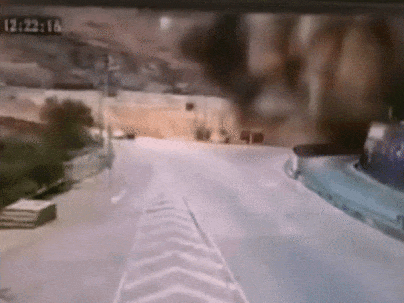 Lở đất suýt chôn vùi ô tô