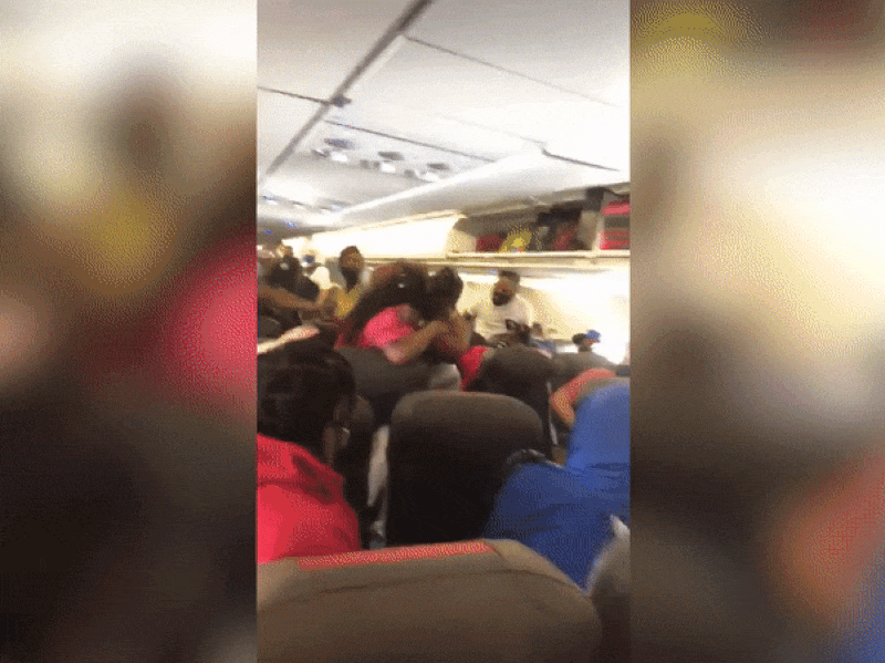 Hành khách ẩu đả vì chuyện đeo khẩu trang trên máy bay