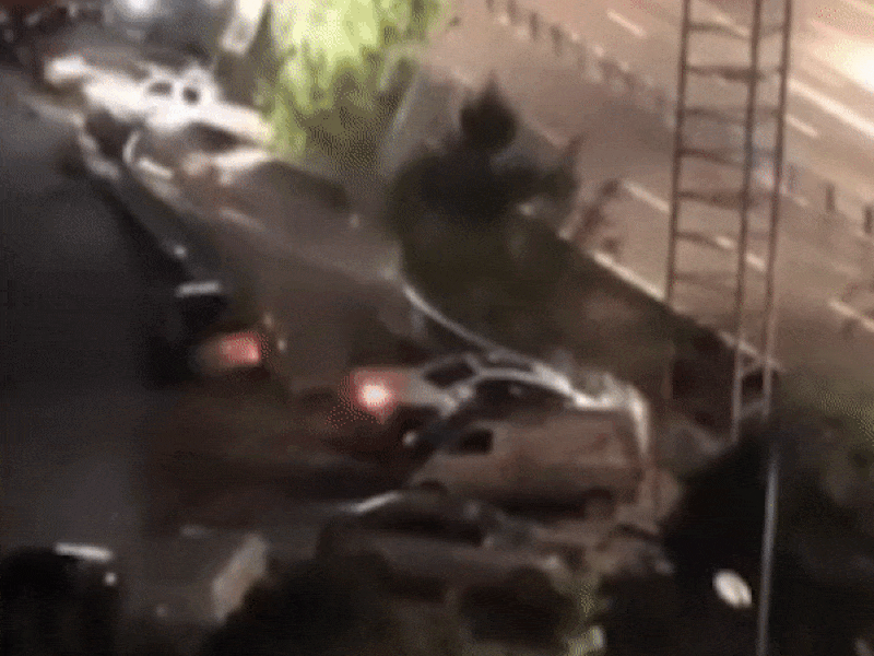 Hố tử thần nuốt chửng 21 ô tô