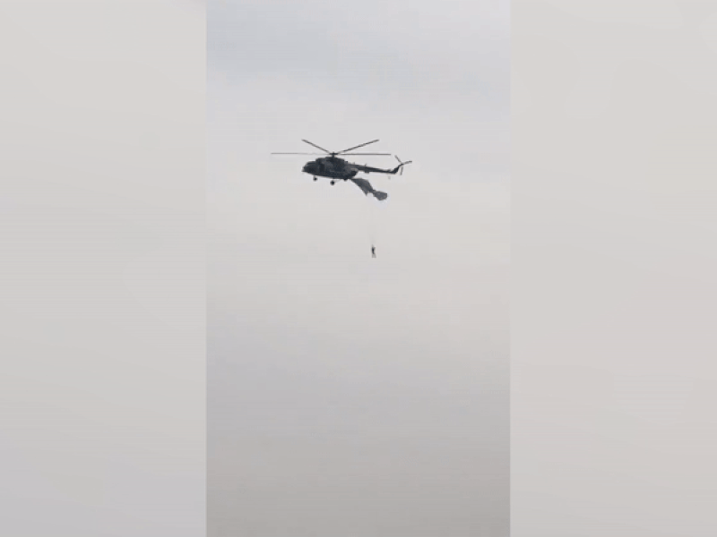 Bị kẹt dù ở cửa trực thăng, lính Nga treo lơ lửng trên không