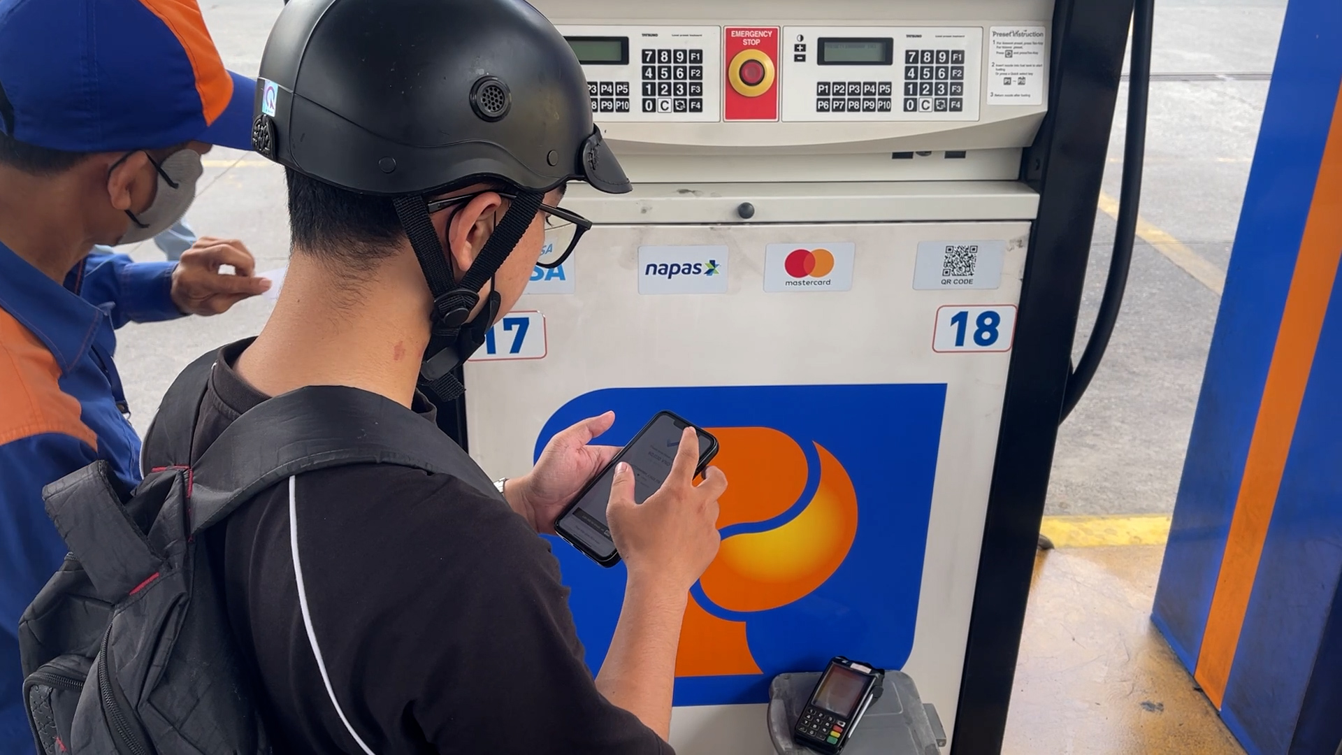 Vì sao nhiều cây xăng ở TP.HCM từ chối chuyển khoản?