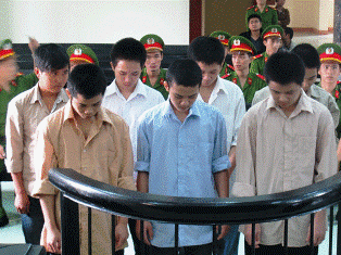 Hiếp dâm tập thể, 7 thanh niên lãnh hơn 78 năm tù ảnh 1